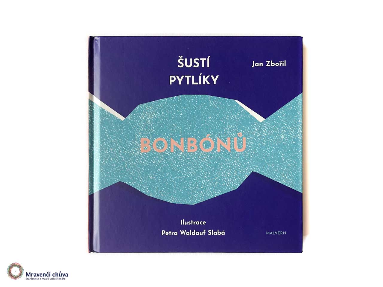 Šustí pytlíky bonbónů