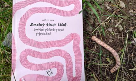 Smolný život žížal očima Doubravky a Diviše