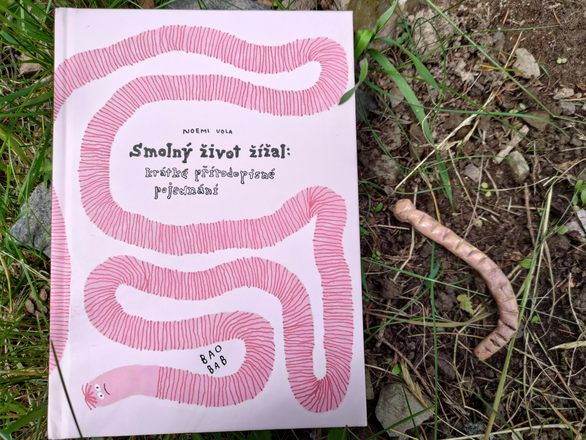 Smolný život žížal očima Doubravky a Diviše